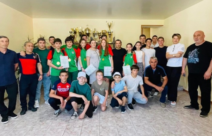 Начальник МУ администрации города Сухум «Управление образования» Таркил Астанда Зауровна поздравила сборную команду г. Сухум с абсолютной победой