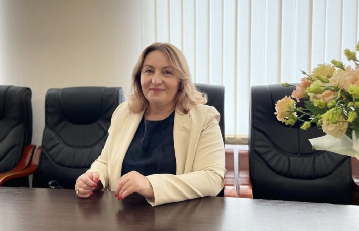 Начальник МУ администрации г. Сухум Таркил Астанда Зауровна поздравила руководителей общеобразовательных учреждений столицы с завершением 2022-2023 учебного года