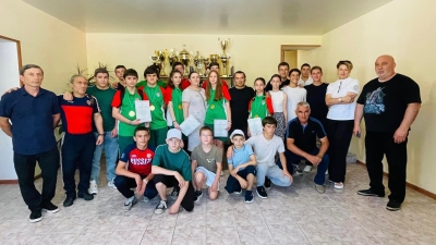 Начальник МУ администрации города Сухум «Управление образования» Таркил Астанда Зауровна поздравила сборную команду г. Сухум с абсолютной победой