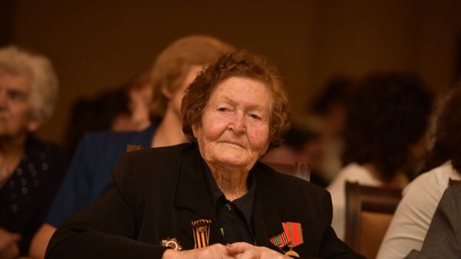 Ученики Сухумской средней школы №2 им. А. С. Пушкина поздравили ветерана Великой Отечественной войны Валентину Ефимовну Шульгину, с 80-летием победы в Сталинградской битве