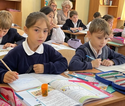 Аҟәа ақалақь Аҵара Аусбарҭа иаҵанакуа ашколқәа алагарҭатә классқәа рҟны агәаҭарақәа мҩаҧысуеит