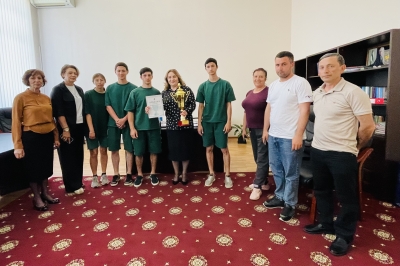 Начальник МУ Администрации города Сухум «Управление образования» Таркил Астанда Зауровна поздравила победителей легкой атлетики